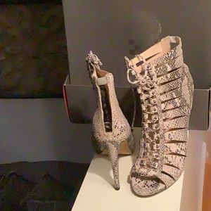 Vince Camuto, Women size 10, and snake skin